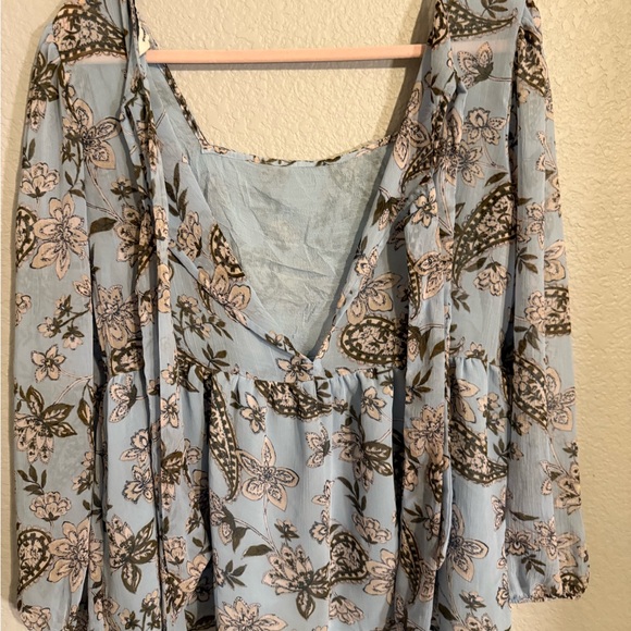 American Eagle Outfitters Floral Print Blouse in Blue and Brown. Size Medium. - Picture 10 of 10
